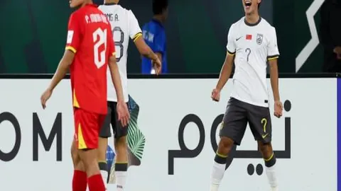 国足连败澳大利亚三场，王大雷送“垫底礼”，境况依旧严峻